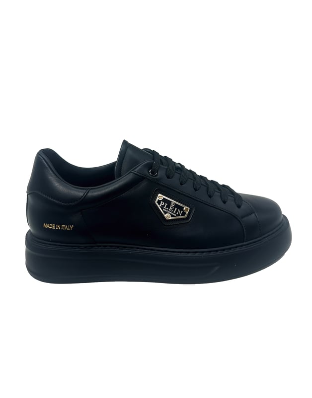 Deze low-top sneakers geven een verfijnd tintje aan streetwear en geven een gepolijste twist aan je off-duty look. Combineer ze met een getailleerde broek of denim van topkwaliteit voor een clean, zelfverzekerd silhouet.   Geheel vervaardigd van soepel kalfsleer voor een luxe uitstraling van binnen en buiten   Metalen logoplaatje voegt gedurfde identiteit en hoogwaardige details toe   Zachte lederen voering en binnenzool bieden blijvend comfort bij elke stap   Lichtgewicht EVA-zool zorgt voor modern gemak en flexibiliteit   Een veelzijdige staple voor chique casual styling of minimale monochrome edits