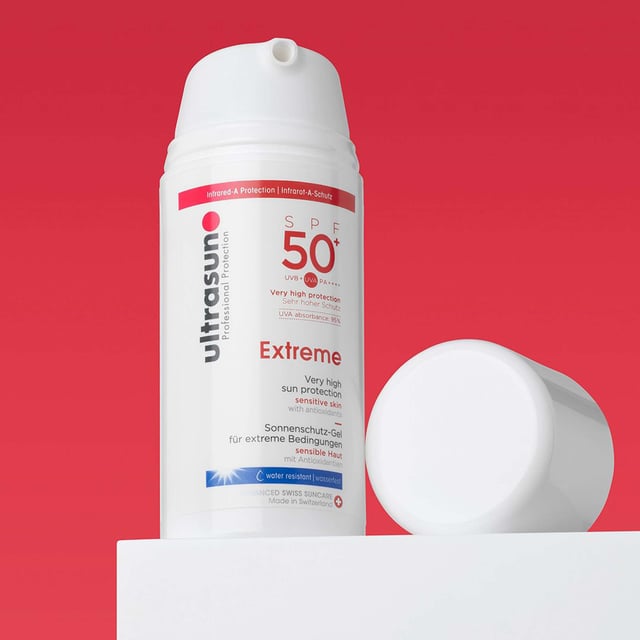 Ultrasun Extreme SPF50+ Sun Protection for Sensitive Skin Experience ultimate sun protection with Ultrasun Extreme SPF50+, formulated for sensitive skin. This advanced, photo-stable sunscreen provides robust defense against UVA, UVB, and Infrared A rays. Enriched with antioxidants and Vitamins E and B5, it hydrates your skin while ensuring long-lasting protection. Its non-greasy formula absorbs quickly and is recommended by dermatologists to prevent prickly heat and sun allergies. Safe for babies, vegan, and cruelty-free. Apply to clean, dry skin 15 minutes before sun exposure. Ideal for face and body.