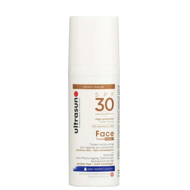 Experience the ultimate sun protection with Ultrasun Tinted Anti-Ageing Face Cream SPF30 in Honey. This lightweight formula shields your skin from UVA, UVB, and Infrared-A rays, while also providing blue light protection. Infused with a hint of color, it blends seamlessly into all skin tones, leaving your complexion smooth and radiant. Ideal for daily use, this non-greasy, fast-absorbing moisturizer is suitable for sensitive skin. Vegan-friendly, cruelty-free, and safe for pregnancy, apply 15 minutes before sun exposure as part of your skincare routine.