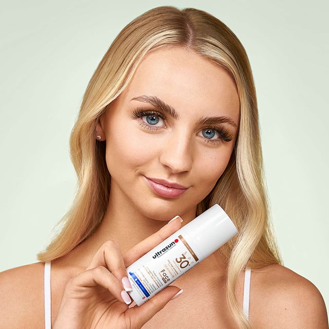 Experience the ultimate sun protection with Ultrasun Tinted Anti-Ageing Face Cream SPF30 in Honey. This lightweight formula shields your skin from UVA, UVB, and Infrared-A rays, while also providing blue light protection. Infused with a hint of color, it blends seamlessly into all skin tones, leaving your complexion smooth and radiant. Ideal for daily use, this non-greasy, fast-absorbing moisturizer is suitable for sensitive skin. Vegan-friendly, cruelty-free, and safe for pregnancy, apply 15 minutes before sun exposure as part of your skincare routine.
