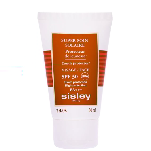 Experience superior sun protection with Sisley's Super Soin Solaire Facial Sun Care SPF30. This lightweight, non-greasy cream effortlessly absorbs into the skin, providing essential hydration while leaving a matte finish. Enriched with nourishing shea butter, camellia, and mango extracts, it enhances skin smoothness and elasticity. The powerful edelweiss extract works synergistically with UV filters to shield your skin from harmful sun rays. For optimal results, apply generously to your face before sun exposure and reapply every two hours to maintain protection.