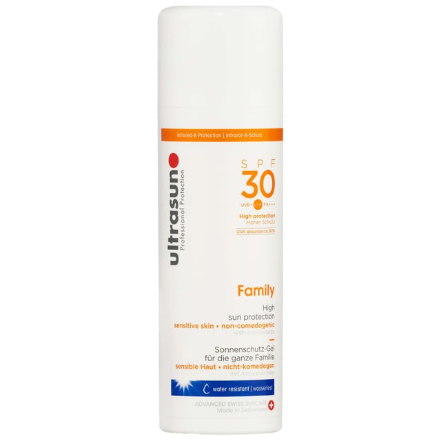 Ultrasun Family Sun Protection SPF30 - Broad Spectrum Sunscreen Discover Ultrasun Family Sun Protection SPF30, a broad-spectrum sunscreen that effectively shields against UVA, UVB, and Infrared-A rays. Ideal for children and sensitive skin, its hypoallergenic formula is free from oils, emulsifiers, and fragrances. Dermatologist recommended for those with skin allergies. With Ultrasun's lamellar technology, it provides long-lasting, non-greasy protection. Active ingredients include GSP-T and Vitamin E, safe for all, including pregnant women. Apply indoors on clean, dry skin 15 minutes before sun exposure. Suitable for face and body.