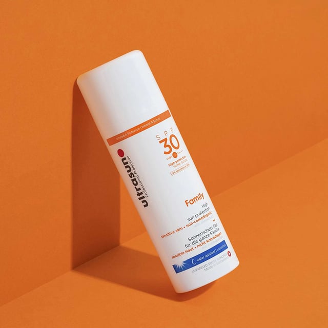 Ultrasun Family Sun Protection SPF30 - Broad Spectrum Sunscreen Discover Ultrasun Family Sun Protection SPF30, a broad-spectrum sunscreen that effectively shields against UVA, UVB, and Infrared-A rays. Ideal for children and sensitive skin, its hypoallergenic formula is free from oils, emulsifiers, and fragrances. Dermatologist recommended for those with skin allergies. With Ultrasun's lamellar technology, it provides long-lasting, non-greasy protection. Active ingredients include GSP-T and Vitamin E, safe for all, including pregnant women. Apply indoors on clean, dry skin 15 minutes before sun exposure. Suitable for face and body.