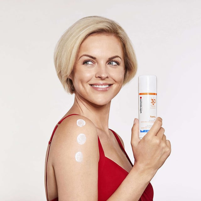 Ultrasun Family Sun Protection SPF30 - Broad Spectrum Sunscreen Discover Ultrasun Family Sun Protection SPF30, a broad-spectrum sunscreen that effectively shields against UVA, UVB, and Infrared-A rays. Ideal for children and sensitive skin, its hypoallergenic formula is free from oils, emulsifiers, and fragrances. Dermatologist recommended for those with skin allergies. With Ultrasun's lamellar technology, it provides long-lasting, non-greasy protection. Active ingredients include GSP-T and Vitamin E, safe for all, including pregnant women. Apply indoors on clean, dry skin 15 minutes before sun exposure. Suitable for face and body.