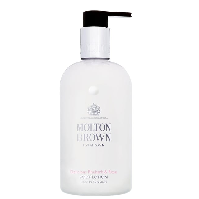 Indulge your skin with Molton Brown's Rhubarb & Rose Body Lotion, a luxurious formula designed to soften and hydrate. This exquisite lotion envelops your skin in a silky veil while imparting a delicate fragrance of rhubarb, yuzu, pure rose, citrus, and musk. Experience the refreshing and clean scent that lingers throughout the day, leaving your skin feeling fresh and irresistibly soft. Proudly cruelty-free and Leaping Bunny approved, Molton Brown ensures that your beauty routine is also kind to animals. Treat yourself to the ultimate pampering experience.
