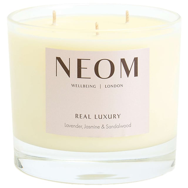 Experience tranquility with the Neom Wellbeing London Scent To De-Stress Candle. Hand-poured with a blend of 24 pure essential oils, including calming lavender and uplifting jasmine, this luxury 3-wick candle creates a relaxing atmosphere. Enjoy a burn time of up to 50 hours while the natural fragrances promote well-being. Light all three wicks for optimal performance and indulge in the soothing aroma. Perfect for enhancing self-care, this candle transforms your space into a calming sanctuary. Neom is a Certified B Corporation, committed to ethical practices.