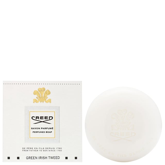 Experience the essence of luxury with Creed Green Irish Tweed Perfumed Soap. This 150g bar is infused with a sophisticated fragrance that embodies bold confidence and refinement. Inspired by the lush landscapes of the Emerald Isle, it combines top notes of zesty lemon, aromatic Indian verbena, and refreshing peppermint with a heart of delicate violet. The rich base notes of iris, sandalwood, and cedarwood create a warm and inviting finish. Indulge your senses with this exquisite soap that transforms your daily cleansing routine into a lavish experience.