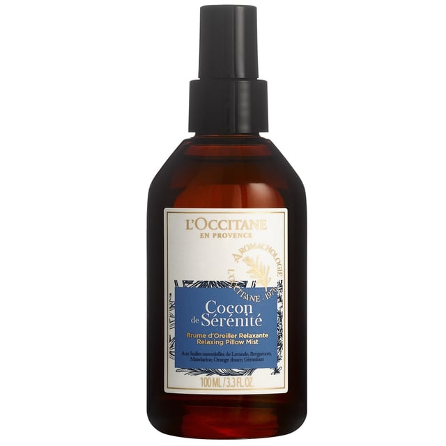 Experimenta la tranquilidad con el Mist para Almohadas Relajante Aromachologie de L'OCCITANE, hábilmente elaborado para mejorar tu rutina antes de dormir. Desde 1976, L'OCCITANE ha aprovechado el poder de los aceites esenciales, combinándolos para crear fórmulas suaves que nutren tu cuerpo y tus sentidos. Este mist para almohadas presenta una mezcla armoniosa de aceites esenciales de lavanda, bergamota, mandarina, naranja dulce y geranio, conocidos por sus efectos calmantes. Simplemente rocíalo sobre tu almohada 15 minutos antes de dormir para transformar tu habitación en un oasis de paz, promoviendo la relajación y el bienestar para una noche reparadora.