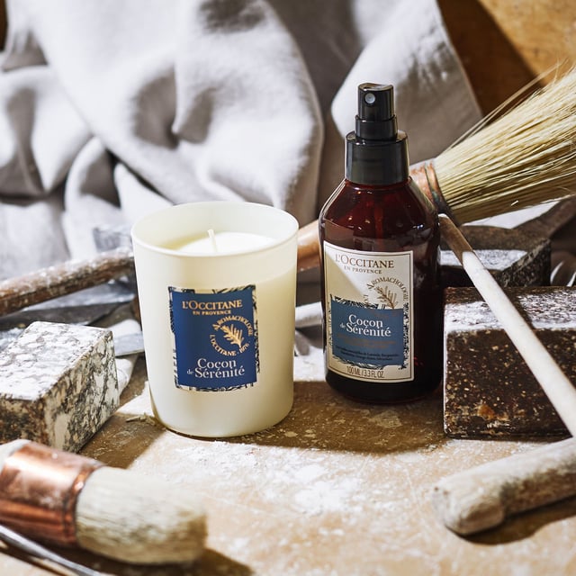 Experimenta la tranquilidad con el Mist para Almohadas Relajante Aromachologie de L'OCCITANE, hábilmente elaborado para mejorar tu rutina antes de dormir. Desde 1976, L'OCCITANE ha aprovechado el poder de los aceites esenciales, combinándolos para crear fórmulas suaves que nutren tu cuerpo y tus sentidos. Este mist para almohadas presenta una mezcla armoniosa de aceites esenciales de lavanda, bergamota, mandarina, naranja dulce y geranio, conocidos por sus efectos calmantes. Simplemente rocíalo sobre tu almohada 15 minutos antes de dormir para transformar tu habitación en un oasis de paz, promoviendo la relajación y el bienestar para una noche reparadora.