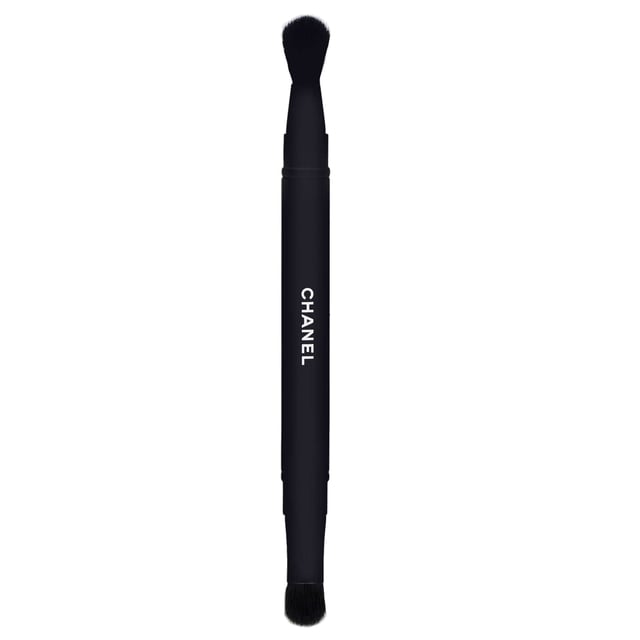 Discover the Chanel N°200 Dual-Ended Eyeshadow Brush, your essential tool for achieving stunning eye looks effortlessly. This luxurious brush features two expertly designed tips for precision application of both cream and powder eyeshadows. Crafted with soft, resilient synthetic bristles, it ensures a smooth, professional finish every time. Housed in a sleek black lacquered case, this brush is perfect for those on-the-go moments. Elevate your makeup routine with this must-have accessory that promises easy blending and an elegant touch to your beauty collection.