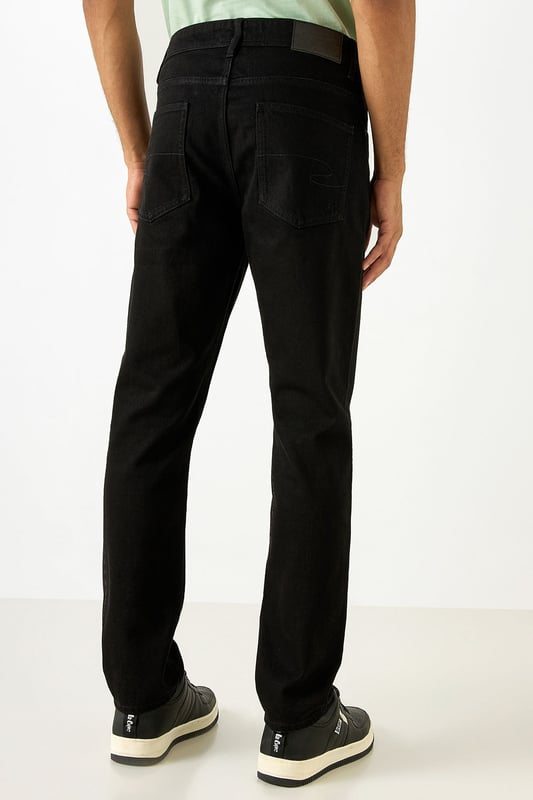Experience quality and comfort with these Lee Cooper jeans. Crafted from a blend of cotton and elastane, they are durable and flexible. The classic plain design, mid-rise waist, and slim fit make them a versatile choice for any modern man's wardrobe.

32" Inside Leg.