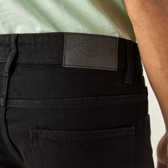 Experience quality and comfort with these Lee Cooper jeans. Crafted from a blend of cotton and elastane, they are durable and flexible. The classic plain design, mid-rise waist, and slim fit make them a versatile choice for any modern man's wardrobe.

32" Inside Leg.