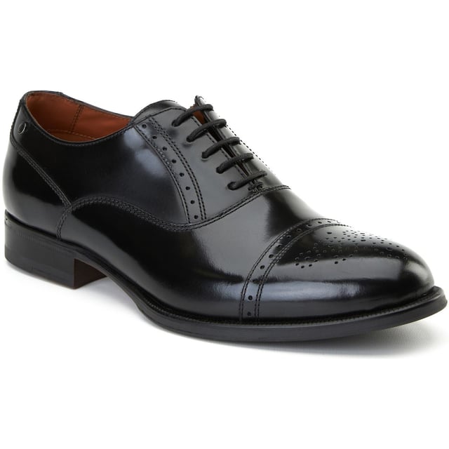 Verbessern Sie Ihr Stilspiel mit dem „Franklin“ Oxford von Base London. Hergestellt aus hochglänzendem Leder mit Brogue-Details und einer Ortholite-Innensohle sind sie genauso scharf wie bequem. Perfekt, um das Sitzungszimmer oder die Tanzfläche zu beherrschen.