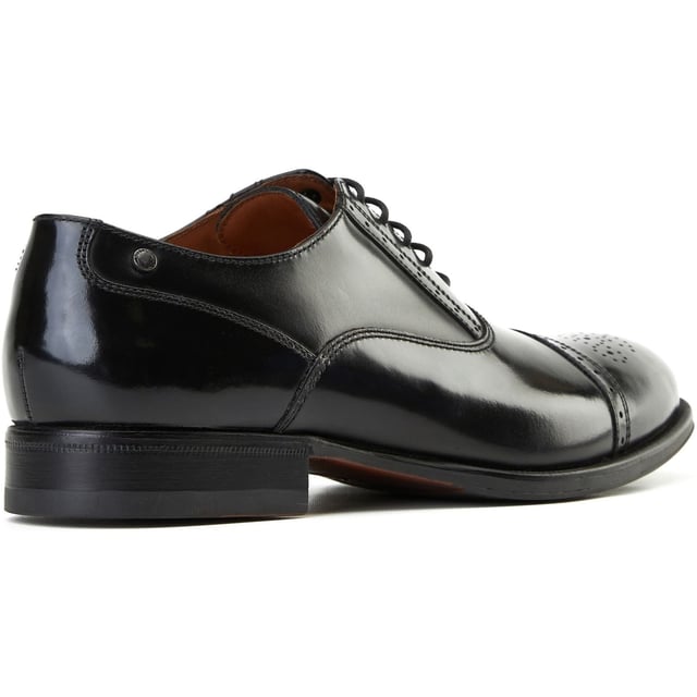 Verbessern Sie Ihr Stilspiel mit dem „Franklin“ Oxford von Base London. Hergestellt aus hochglänzendem Leder mit Brogue-Details und einer Ortholite-Innensohle sind sie genauso scharf wie bequem. Perfekt, um das Sitzungszimmer oder die Tanzfläche zu beherrschen.
