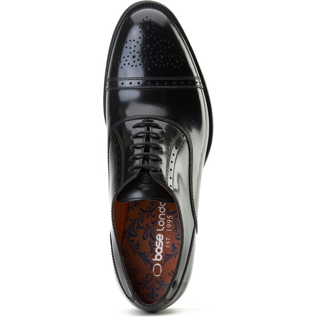 Verbessern Sie Ihr Stilspiel mit dem „Franklin“ Oxford von Base London. Hergestellt aus hochglänzendem Leder mit Brogue-Details und einer Ortholite-Innensohle sind sie genauso scharf wie bequem. Perfekt, um das Sitzungszimmer oder die Tanzfläche zu beherrschen.