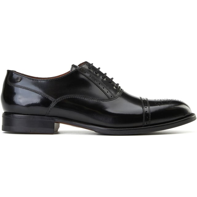 Verbessern Sie Ihr Stilspiel mit dem „Franklin“ Oxford von Base London. Hergestellt aus hochglänzendem Leder mit Brogue-Details und einer Ortholite-Innensohle sind sie genauso scharf wie bequem. Perfekt, um das Sitzungszimmer oder die Tanzfläche zu beherrschen.