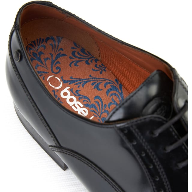 Verbessern Sie Ihr Stilspiel mit dem „Franklin“ Oxford von Base London. Hergestellt aus hochglänzendem Leder mit Brogue-Details und einer Ortholite-Innensohle sind sie genauso scharf wie bequem. Perfekt, um das Sitzungszimmer oder die Tanzfläche zu beherrschen.
