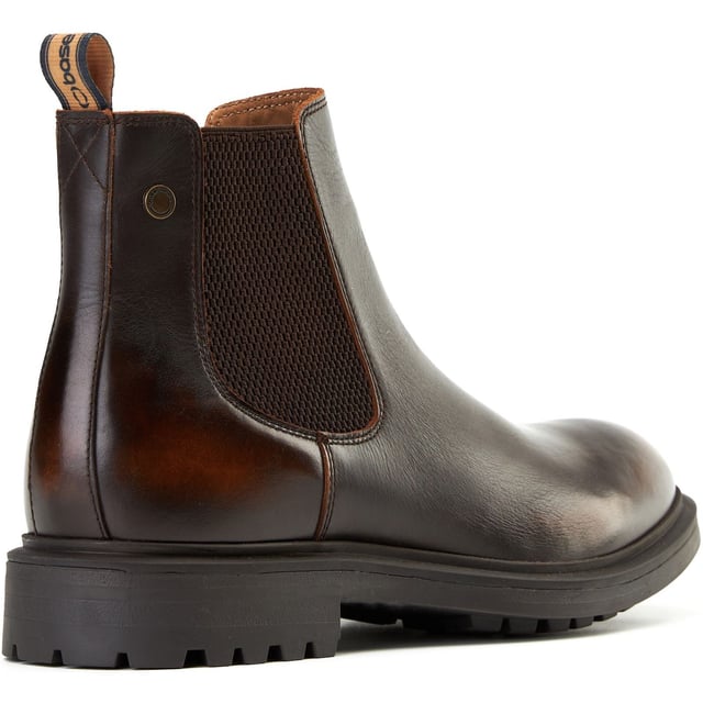 Schlank und stilvoll, präsentiert sich der Roebuck Chelsea Boot mit designer Lederoberflächen in einem einzigartigen 'Rub-off'-Finish, einem Nylon-Anziehhilfe und einem elastischen Einsatz für einen einfachen Einstieg. Mit einer genoppten Gummisohle und einer Ortholite-Innensohle vereinen sich Komfort und Langlebigkeit.
