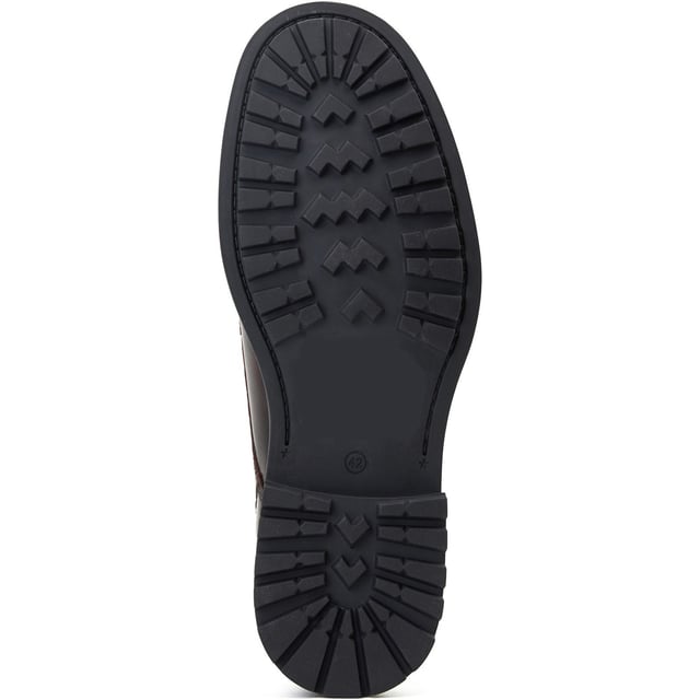 Schlank und stilvoll, präsentiert sich der Roebuck Chelsea Boot mit designer Lederoberflächen in einem einzigartigen 'Rub-off'-Finish, einem Nylon-Anziehhilfe und einem elastischen Einsatz für einen einfachen Einstieg. Mit einer genoppten Gummisohle und einer Ortholite-Innensohle vereinen sich Komfort und Langlebigkeit.
