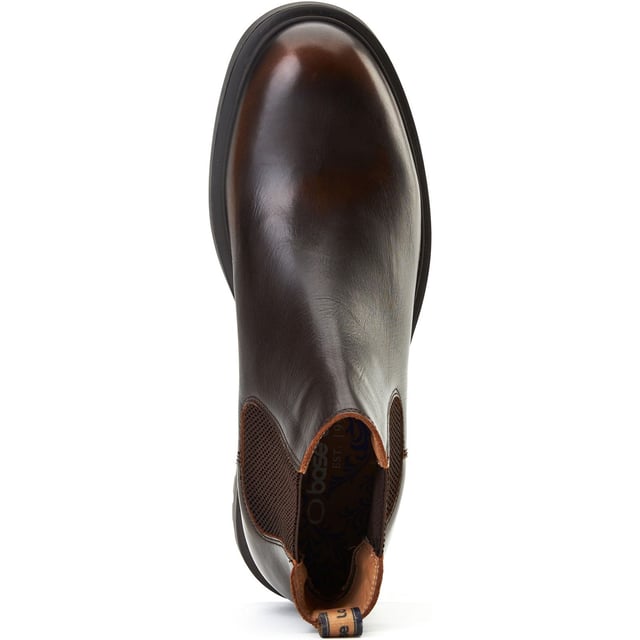 Schlank und stilvoll, präsentiert sich der Roebuck Chelsea Boot mit designer Lederoberflächen in einem einzigartigen 'Rub-off'-Finish, einem Nylon-Anziehhilfe und einem elastischen Einsatz für einen einfachen Einstieg. Mit einer genoppten Gummisohle und einer Ortholite-Innensohle vereinen sich Komfort und Langlebigkeit.