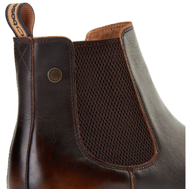 Schlank und stilvoll, präsentiert sich der Roebuck Chelsea Boot mit designer Lederoberflächen in einem einzigartigen 'Rub-off'-Finish, einem Nylon-Anziehhilfe und einem elastischen Einsatz für einen einfachen Einstieg. Mit einer genoppten Gummisohle und einer Ortholite-Innensohle vereinen sich Komfort und Langlebigkeit.