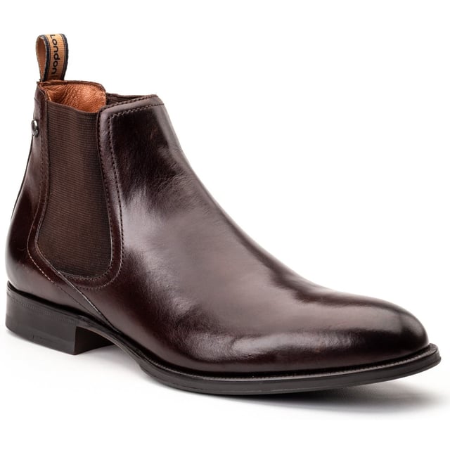 Base London Whittle Leder Herren Stiefel In Verbranntem Braun Verbessern Sie Ihren Stil mit den Herren Chelsea Stiefeln 'Whittle' von Base London. Hergestellt aus hochwertigem Leder mit weichem Futter, Ortholite-Innensohle und einem Zuglasche für einfaches Anziehen - diese Stiefel sind ideal, um im Konferenzraum zu glänzen oder das Date zu bestimmen.