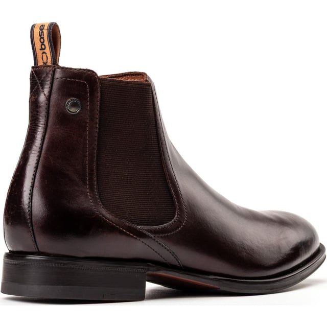 Base London Whittle Leder Herren Stiefel In Verbranntem Braun Verbessern Sie Ihren Stil mit den Herren Chelsea Stiefeln 'Whittle' von Base London. Hergestellt aus hochwertigem Leder mit weichem Futter, Ortholite-Innensohle und einem Zuglasche für einfaches Anziehen - diese Stiefel sind ideal, um im Konferenzraum zu glänzen oder das Date zu bestimmen.