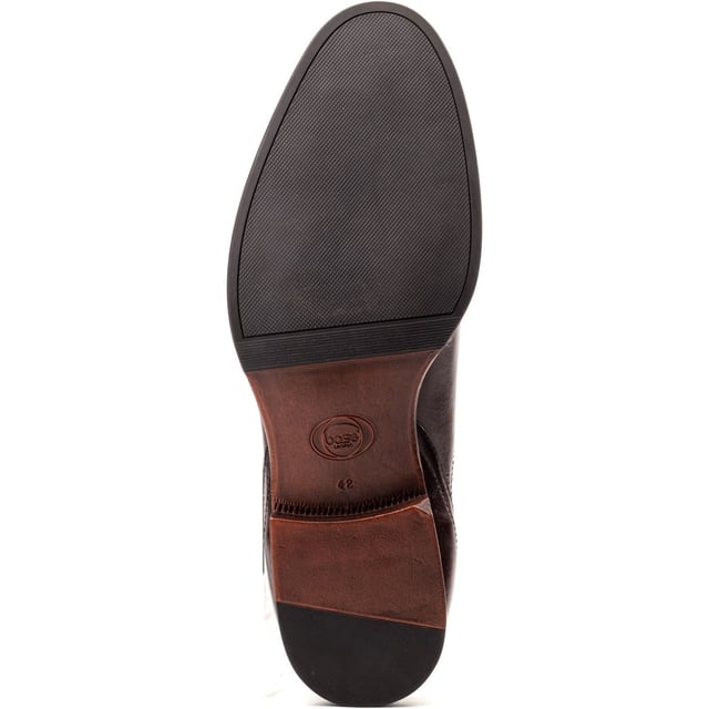 Base London Whittle Leder Herren Stiefel In Verbranntem Braun Verbessern Sie Ihren Stil mit den Herren Chelsea Stiefeln 'Whittle' von Base London. Hergestellt aus hochwertigem Leder mit weichem Futter, Ortholite-Innensohle und einem Zuglasche für einfaches Anziehen - diese Stiefel sind ideal, um im Konferenzraum zu glänzen oder das Date zu bestimmen.