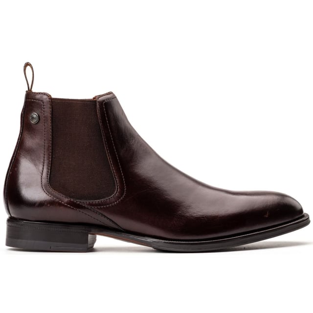Base London Whittle Leder Herren Stiefel In Verbranntem Braun Verbessern Sie Ihren Stil mit den Herren Chelsea Stiefeln 'Whittle' von Base London. Hergestellt aus hochwertigem Leder mit weichem Futter, Ortholite-Innensohle und einem Zuglasche für einfaches Anziehen - diese Stiefel sind ideal, um im Konferenzraum zu glänzen oder das Date zu bestimmen.