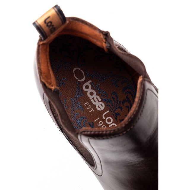 Base London Whittle Leder Herren Stiefel In Verbranntem Braun Verbessern Sie Ihren Stil mit den Herren Chelsea Stiefeln 'Whittle' von Base London. Hergestellt aus hochwertigem Leder mit weichem Futter, Ortholite-Innensohle und einem Zuglasche für einfaches Anziehen - diese Stiefel sind ideal, um im Konferenzraum zu glänzen oder das Date zu bestimmen.