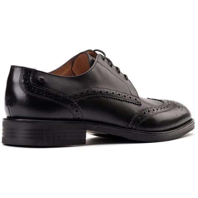 Base London Herren Elegante Schwarze Brogues aus Leder Die Herren 'Pocket' Brogues von Base London. Aus hochwertigem Leder mit klassischem Wingtip-Design gefertigt, sind sie mit Ortholite-Einlegesohlen und rutschfesten Sohlen ausgestattet. Schick genug für den Vorstand, gewagt genug für die After-Party - und das zu einem Preis, der begeistert.