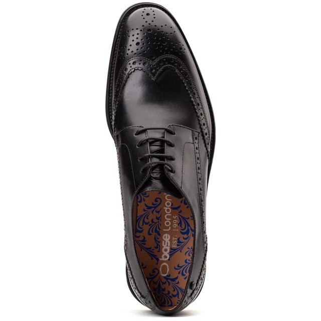 Base London Herren Elegante Schwarze Brogues aus Leder Die Herren 'Pocket' Brogues von Base London. Aus hochwertigem Leder mit klassischem Wingtip-Design gefertigt, sind sie mit Ortholite-Einlegesohlen und rutschfesten Sohlen ausgestattet. Schick genug für den Vorstand, gewagt genug für die After-Party - und das zu einem Preis, der begeistert.