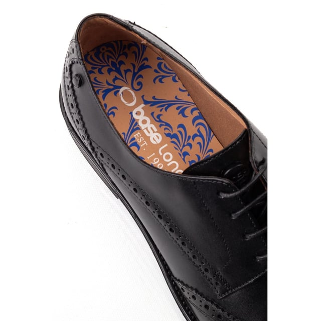 Base London Herren Elegante Schwarze Brogues aus Leder Die Herren 'Pocket' Brogues von Base London. Aus hochwertigem Leder mit klassischem Wingtip-Design gefertigt, sind sie mit Ortholite-Einlegesohlen und rutschfesten Sohlen ausgestattet. Schick genug für den Vorstand, gewagt genug für die After-Party - und das zu einem Preis, der begeistert.