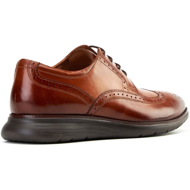 Base London Flight 25 Herren Brogues Aus Gebranntem Tan Leder Dieser superleichte Brogue von Base London integriert die neuesten Sohlentechnologien in klassisches britisches Design, um jeden Schritt federleicht zu machen. Gleiten Sie stilvoll zur Arbeit oder schneiden Sie auf der Tanzfläche einige Figuren, Flight wird Sie dorthin bringen.