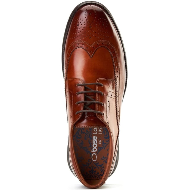 Base London Flight 25 Herren Brogues Aus Gebranntem Tan Leder Dieser superleichte Brogue von Base London integriert die neuesten Sohlentechnologien in klassisches britisches Design, um jeden Schritt federleicht zu machen. Gleiten Sie stilvoll zur Arbeit oder schneiden Sie auf der Tanzfläche einige Figuren, Flight wird Sie dorthin bringen.
