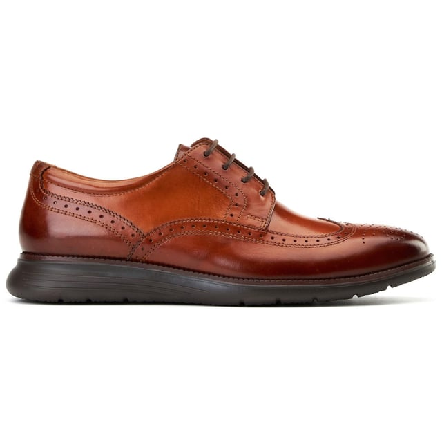 Base London Flight 25 Herren Brogues Aus Gebranntem Tan Leder Dieser superleichte Brogue von Base London integriert die neuesten Sohlentechnologien in klassisches britisches Design, um jeden Schritt federleicht zu machen. Gleiten Sie stilvoll zur Arbeit oder schneiden Sie auf der Tanzfläche einige Figuren, Flight wird Sie dorthin bringen.