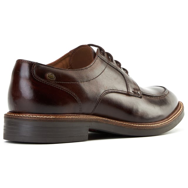 Base London Surrey Leder Herren Schnürschuhe Burnt Brown Fügen Sie Ihrer Garderobe mit den Surrey-Schuhen von Base London etwas Abwechslung hinzu. Hergestellt aus hochwertigem Leder, hebt die Schürze und die Ziernähte diesen eleganten Schuh von Ihrem alltäglichen Brogue oder Derby ab. Enthält eine Ortholite-Einlegesohle für zusätzlichen Komfort.