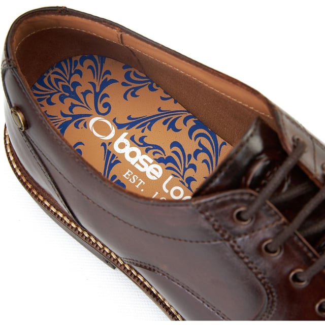 Base London Surrey Leder Herren Schnürschuhe Burnt Brown Fügen Sie Ihrer Garderobe mit den Surrey-Schuhen von Base London etwas Abwechslung hinzu. Hergestellt aus hochwertigem Leder, hebt die Schürze und die Ziernähte diesen eleganten Schuh von Ihrem alltäglichen Brogue oder Derby ab. Enthält eine Ortholite-Einlegesohle für zusätzlichen Komfort.