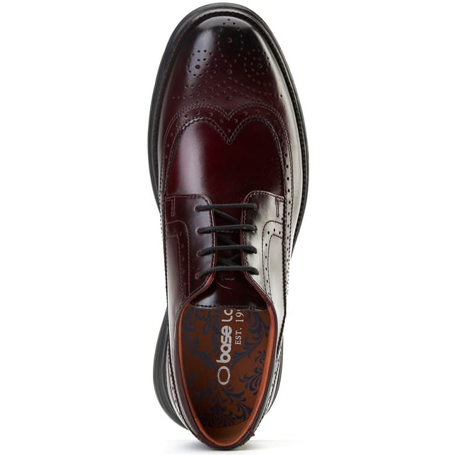 Dieser superleichte Brogue von Base London integriert die neuesten Sohlentechnologien in klassisches britisches Design, um jeden Schritt federleicht zu machen. Gleiten Sie stilvoll zur Arbeit oder schneiden Sie auf der Tanzfläche einige Figuren, Flight wird Sie dorthin bringen.
