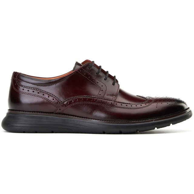 Dieser superleichte Brogue von Base London integriert die neuesten Sohlentechnologien in klassisches britisches Design, um jeden Schritt federleicht zu machen. Gleiten Sie stilvoll zur Arbeit oder schneiden Sie auf der Tanzfläche einige Figuren, Flight wird Sie dorthin bringen.