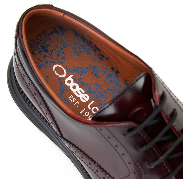 Dieser superleichte Brogue von Base London integriert die neuesten Sohlentechnologien in klassisches britisches Design, um jeden Schritt federleicht zu machen. Gleiten Sie stilvoll zur Arbeit oder schneiden Sie auf der Tanzfläche einige Figuren, Flight wird Sie dorthin bringen.