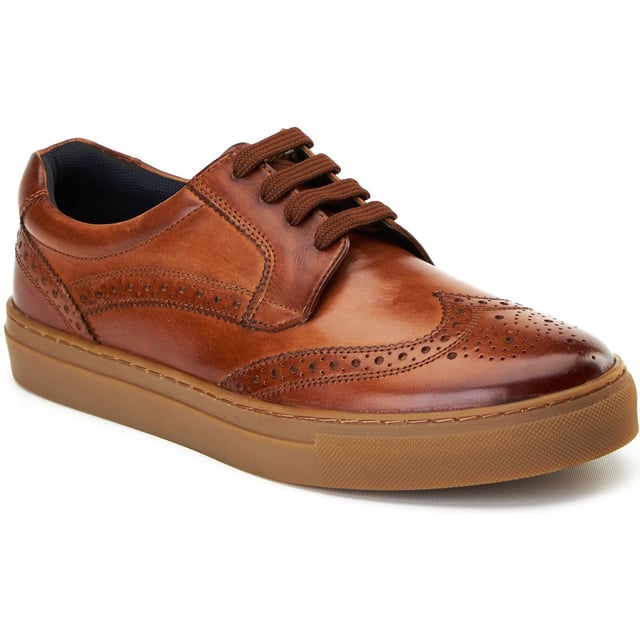 Base London Clapton Herren Brogues Aus Gebranntem Tan Leder Clapton von Base London vereint scharfen Stil mit entspannten Vibes. Hergestellt mit schlanken Leder-Obermaterialien, Brogue-Details und einer Gummisohle ist er die erste Wahl für lässig-elegante Looks. Plus, die Ortholite-Polsterung sorgt den ganzen Tag für Komfort.