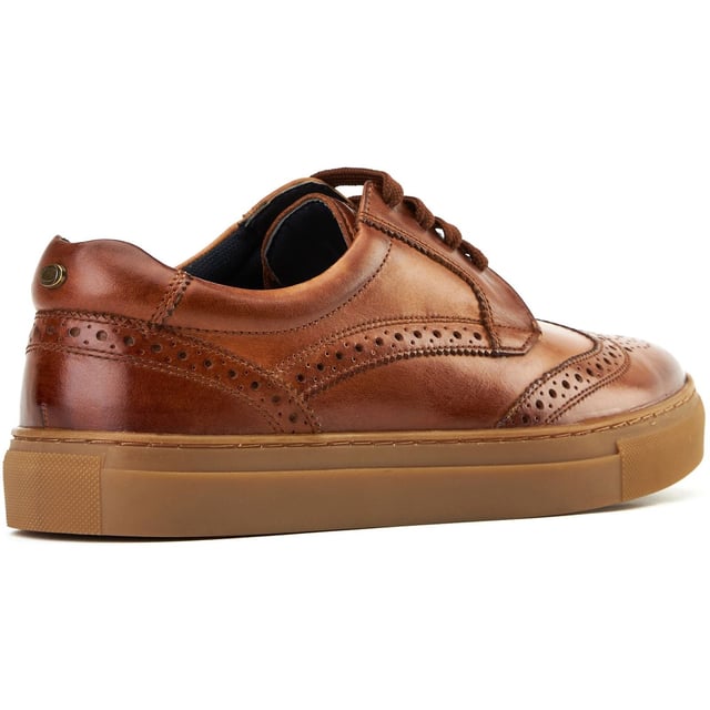 Base London Clapton Herren Brogues Aus Gebranntem Tan Leder Clapton von Base London vereint scharfen Stil mit entspannten Vibes. Hergestellt mit schlanken Leder-Obermaterialien, Brogue-Details und einer Gummisohle ist er die erste Wahl für lässig-elegante Looks. Plus, die Ortholite-Polsterung sorgt den ganzen Tag für Komfort.