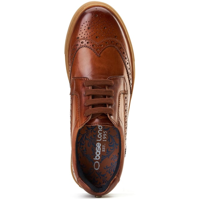 Base London Clapton Herren Brogues Aus Gebranntem Tan Leder Clapton von Base London vereint scharfen Stil mit entspannten Vibes. Hergestellt mit schlanken Leder-Obermaterialien, Brogue-Details und einer Gummisohle ist er die erste Wahl für lässig-elegante Looks. Plus, die Ortholite-Polsterung sorgt den ganzen Tag für Komfort.