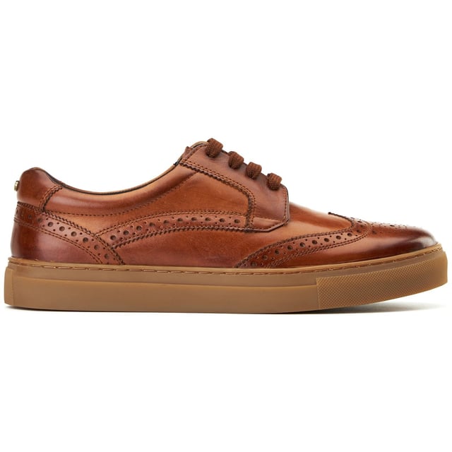Base London Clapton Herren Brogues Aus Gebranntem Tan Leder Clapton von Base London vereint scharfen Stil mit entspannten Vibes. Hergestellt mit schlanken Leder-Obermaterialien, Brogue-Details und einer Gummisohle ist er die erste Wahl für lässig-elegante Looks. Plus, die Ortholite-Polsterung sorgt den ganzen Tag für Komfort.