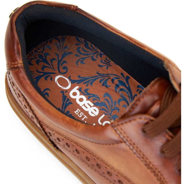 Base London Clapton Herren Brogues Aus Gebranntem Tan Leder Clapton von Base London vereint scharfen Stil mit entspannten Vibes. Hergestellt mit schlanken Leder-Obermaterialien, Brogue-Details und einer Gummisohle ist er die erste Wahl für lässig-elegante Looks. Plus, die Ortholite-Polsterung sorgt den ganzen Tag für Komfort.