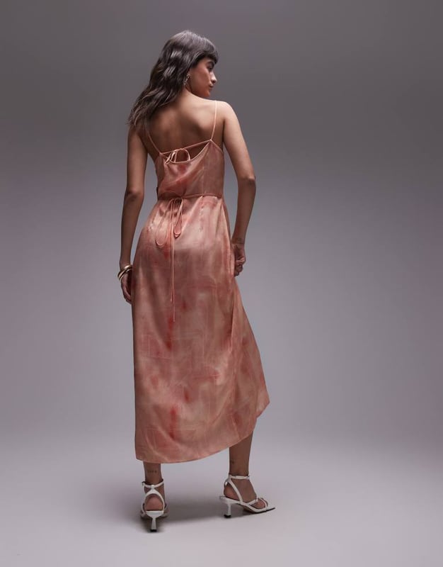 Dresses by Topshop This is Topshop Square neck Wrap skirt Tie-back fastenings Side split Regular fitSold By: Asos
