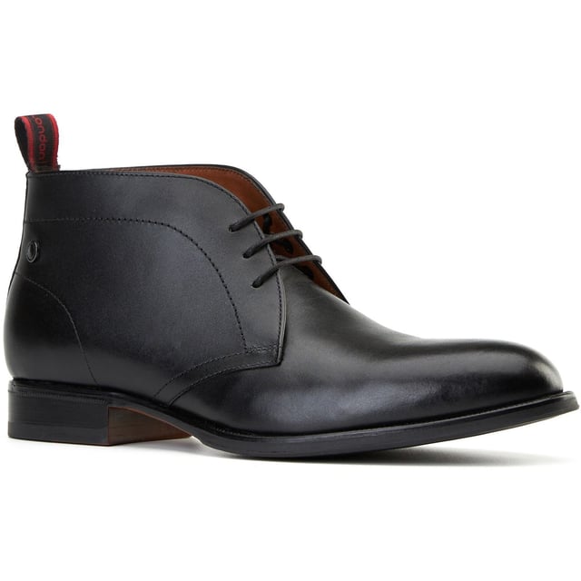 Auf der Suche nach einem klasse Paar Chukka-Stiefel? Dann brauchst du nicht weiter zu suchen als bei Wallis von Base London. Elegant und dennoch leger, diese Stiefel zeichnen sich durch hochwertige Leder-Obermaterialien, eine entspannte 3-Loch-Schnürung und einen praktischen Nylon-Zuglasche für einfachen Zugang aus. Auch eine Ortholite-Innensohle ist mit dabei!
