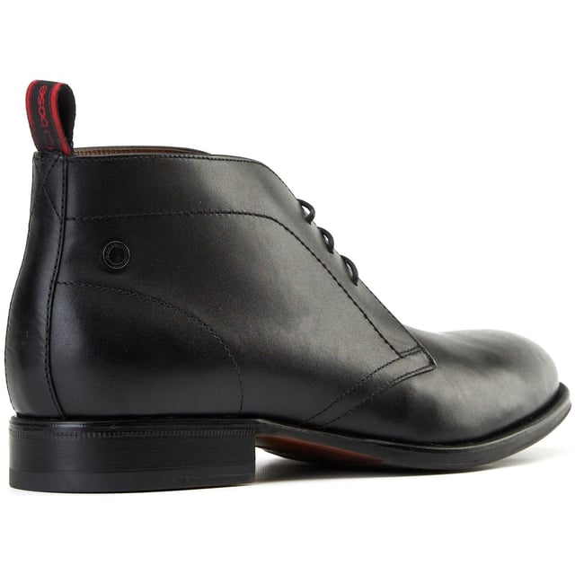 Auf der Suche nach einem klasse Paar Chukka-Stiefel? Dann brauchst du nicht weiter zu suchen als bei Wallis von Base London. Elegant und dennoch leger, diese Stiefel zeichnen sich durch hochwertige Leder-Obermaterialien, eine entspannte 3-Loch-Schnürung und einen praktischen Nylon-Zuglasche für einfachen Zugang aus. Auch eine Ortholite-Innensohle ist mit dabei!