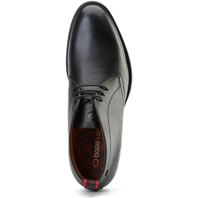 Auf der Suche nach einem klasse Paar Chukka-Stiefel? Dann brauchst du nicht weiter zu suchen als bei Wallis von Base London. Elegant und dennoch leger, diese Stiefel zeichnen sich durch hochwertige Leder-Obermaterialien, eine entspannte 3-Loch-Schnürung und einen praktischen Nylon-Zuglasche für einfachen Zugang aus. Auch eine Ortholite-Innensohle ist mit dabei!